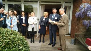  Jan Hamáček s profesory a studenty Sutton Valence School