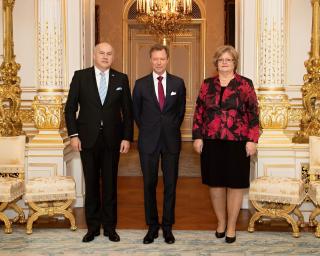 Ambassadeur P. Kubernát avec son épouse et S.A.R. le Grand-Duc Henri