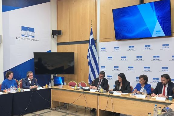 Jednání v řeckém parlamentu (zleva senátorka Vladimíra Ludková, velvyslanec Ivo Šilhavý, senátor Lumír Kantor a řečtí poslanci Nefeli Chatzijoanidu, Asimina Skondra a Petros Pappas)