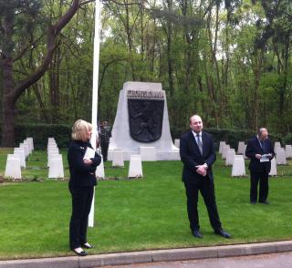 Zástupce velvyslance České republiky Jan Brunner během svého projevu na vzpomínkovém aktu v Brookwoodu 6. 5. 2017      Vzpomínkový akt na Vojenském hřbitově v Brookwoodu 6. 5. 2017      Vzpomínkový akt na Vojenském hřbitově v Brookwoodu 6. 5. 2017      Vzpomínkový akt na Vojenském hřbitově v Brookwoodu 6. 5. 2017      Vzpomínkový akt na Vojenském hřbitově v Brookwoodu 6. 5. 2017 