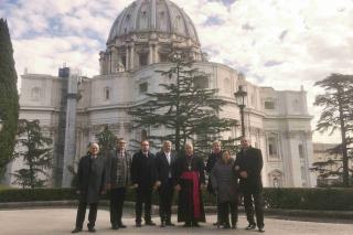 Foto della delegazione davanti la Basilica di San Pietro 
