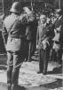 Velitel revoluční armády ve venkovském městě zdraví presidenta Beneše při jeho cestě do Prahy,  květen 1945, LA-F/145-09