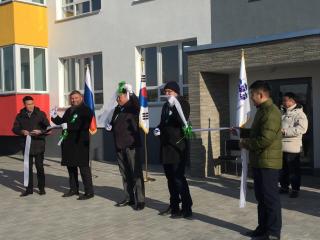 Akt slavnostního předání bytových domů k užívání.  Na obrázku:  Druhý zleva: P. Rejchrt (FINEP),                          Třetí zleva: D. Batlut (guvernér provincie Orchon)                          Čtvrtý zleva: L. Horák (obchodní rada ZÚ Ulánbátar) 