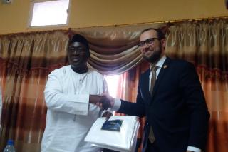 Ministr vnitra Sierra Leone E.A. Soloku a ředitel Tomáš Kopečný