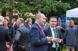 Hosté recepce v zahradě velvyslancovy rezidence 