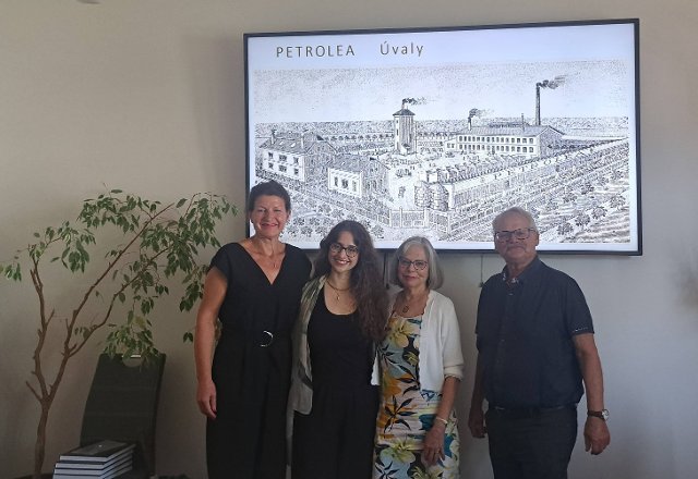 V srpnu 2026 přijely do Česka Nemčina vnučka Elena Kingsbury (druhá zleva), Nemčina dcera Lynn a její manžel John. Během návštěvy si prohlédli místo, kde stála továrna, v níž Nemčin otec působil jako hlavní chemik. (Foto: Judita Matyášová)