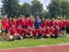 Velvyslanec ČR Rudolf Jindrák s týmem ZŚ U Červených domků v Hodoníně na Mezinárodních olympijských hrách na Dvojke pořádaných ZŠ Komenského v Senici.
