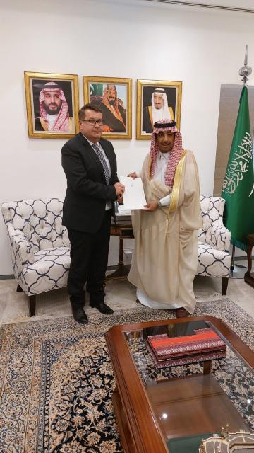 H.E. Pavel Kafka presenting the copy of Letter of Credence to His Excellency Abdulmajeed Al-Smari, Deputy Minister for Protocol Affairs 