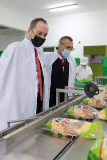 Velvyslanec Brodský při návštěvě pekárny Altan Taria