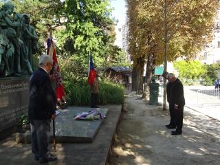 Ceremonie u památníku na hřbitově Père Lachaise