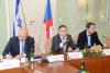 Ministr Lubomír Zaorálek, velvyslanec Izraele v ČR Gary Koren, náměstek Petr Drulák na Česko - izraelském fóru