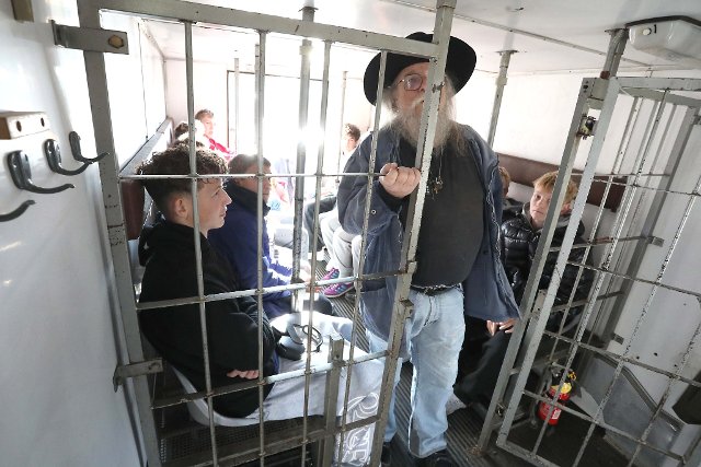 František Stárek Čuňas ukazuje studentům, jak vypadal převoz v antonu (foto: Marta Myšková)