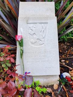 Hrob R. Jelínka na hřbitově St. Paul Churchyard ve Scroptonu