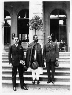 Etiopská delegace v den podpisu vstupu Etiopie za člena Společnosti národů, Ženeva 28. září 1923, zleva: Robert Linant de Bellefonds, Dedjazinatch Nadeon, Ato Fasika 