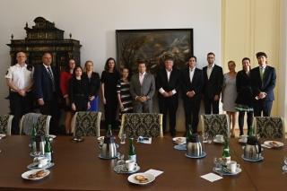 Státní tajemník Stašek poděkoval partnerům příměstského tábora v prostorách Černínského paláce 