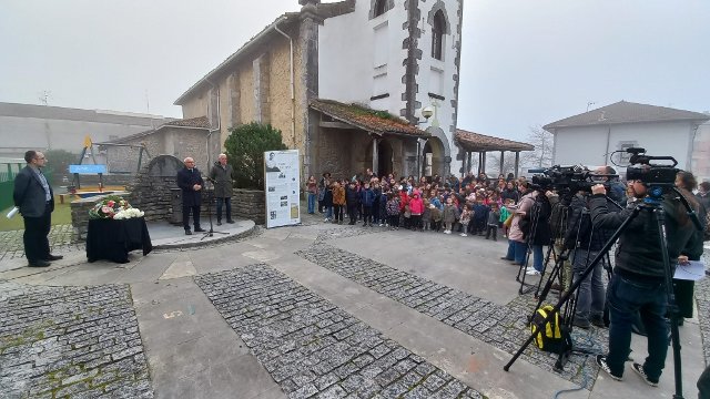 Ceremonia de inauguración en Busturia. 