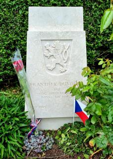 Hrob na hřbitově Stranraer Glebe Cemetery v Stranraer navštíven 15. června 2021