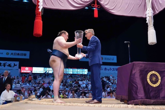 安青錦関に友好杯を渡すクルチャル大使