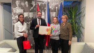 Remise des prix pour la participation au concours de l'Exposition internationale de travaux d’arts plastiques d’enfants Lidice 2021