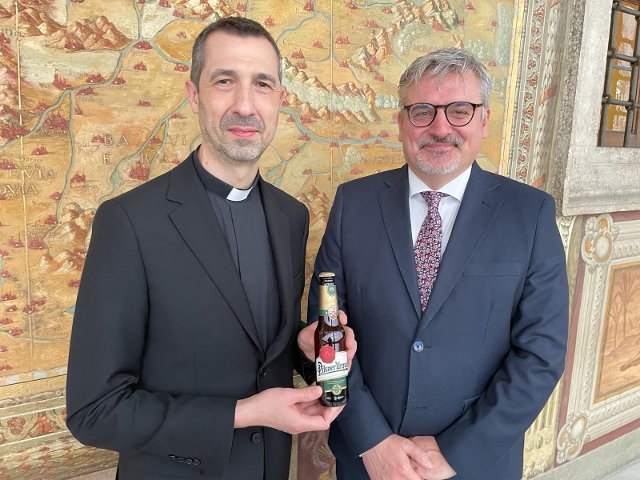 Mons. Roberto Campisi con l'Ambasciatore Václav Kolaja nel Palazzo Apostolico in Vaticano. 