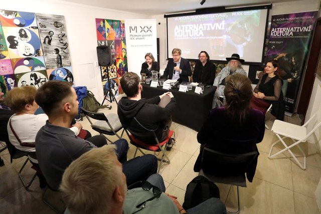 Tisková konference v Kino Atlas 4. listopadu 2025. Zleva Arkadiusz Gołębiewski, Petr Blažek, Ladislav Kudrna, Ladislav Kudrna, František Stárek Čuňas a Klára Šimáčková Laurenčíková (foto: Marta Myšková)