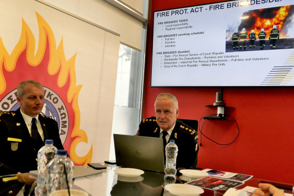 Genpor. Vlček představil řeckým kolegům český hasičský záchranný sbor a integrovaný záchranný systém  (vlevo plk. Franc) 