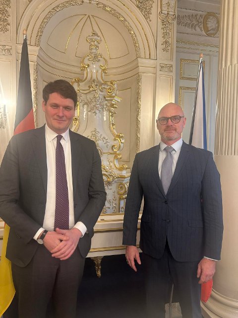 Der Minister für Bildung, Jugend und Sport der Tschechischen Republik, Robert Plaga, und der Staatsminister für Kultus des Freistaates Sachsen, Conrad Clemens.