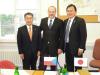 N8městek Tomáš Dub a státní ministr pro ekonomiku, obchod a průmysl Japonska Kazujoši Akaba