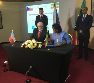 signing of Memorandum on Cooperation between Cz Confederation of Industry and AACCSA