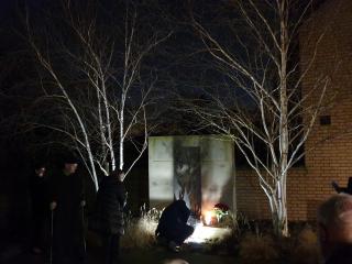 Pokládání květin u památníku Jana Palacha