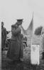 Generál Svoboda líbá u hraničního kamene československou vlajku, s. d. , LA-F/080-02/02