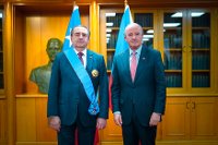 Condecoración del Embajador P. Bechny