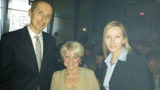 Ambassadør Brodský og hans kone (til højre) med fru Jana Urbanová, som for halvfjerds år siden medvirkede i børnemusicalen "Ildfluer" i en deportationslejr i Theresienstadt.