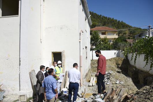 Mayor of Tirana and representative of the Czech Embassy check the scope of reconstruction works