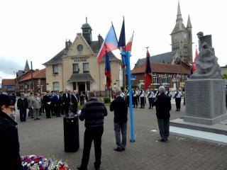 Zahájení ceremonie u Památníku padlým vojákům na náměstí v Neuville-Saint-Vaast.