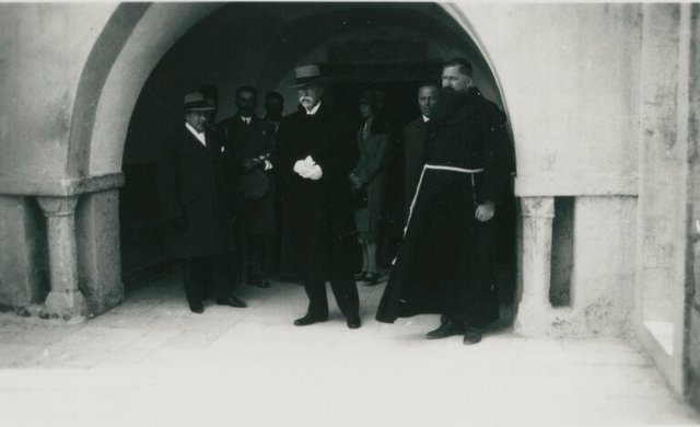 TGM na návštěvě Palestiny. S doprovodem v Betlémě 9. dubna 1927; MÚA, AÚTGM, fond Ustav T. G.Masaryka I (47/1), sign. 47-XIX-004 