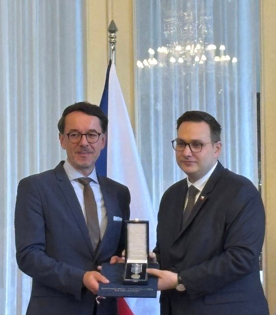 Ministr Lipavský předal Medaile Za zásluhy o diplomacii