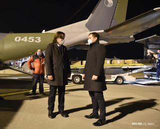 Ministr Sekulović a velvyslanec Urban     Letiště Podgorica      Předavaní humanitární pomocí    