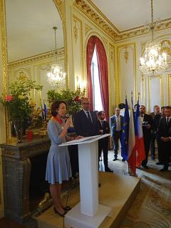 Ceremonie na zastupitelském úřadě v Paříži. 