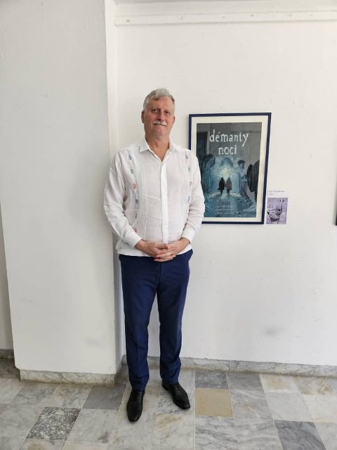 Embajador Kubánek junto al cartel de la película checa "Diamantes de la noche"