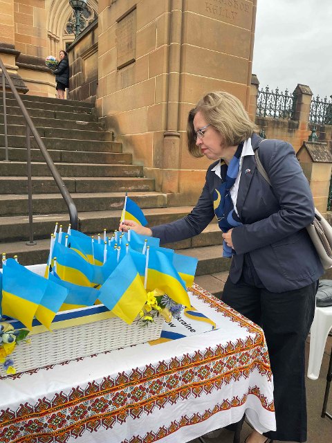 Generální konzulka ČR Zuzana Slovaková během oficiálního ceremoniálu umístila jako součást většího balíčku malou ukrajinskou vlajku jako symbolickou připomínku mnoha lidských životů ztracených během invaze.