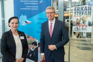 Minister Havlíček schätzte die Arbeit der Tschechisch-bayerischen Hochschulagentur, die die Zusammenarbeit der tschechischen und bayerischen Hochschulen und Universitäten unterstützt. Im Photo mit ihrer Direktorin Radka Bonackova