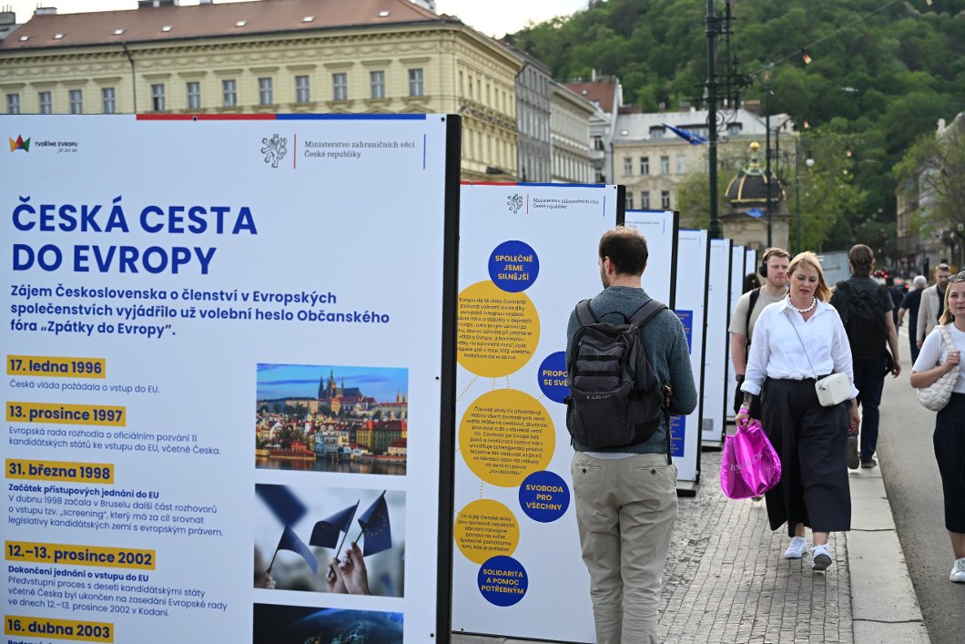 Výstava MZV s názvem „20 let tvoříme Evropu“ je k vidění na Rašínově nábřeží v Praze