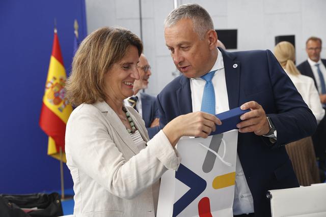 Ministro de Industria J. Síkela con la vicepresidenta del Gobierno y ministra T. Ribera 