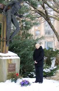 Generální konzul ČR Richard Krpač položil dne 4.2.2007 v doprovodu konzula P. Mikysky a za asistence zástupců krajanských médií květiny k památníku obětem komunismu v torontském Masaryktownu.