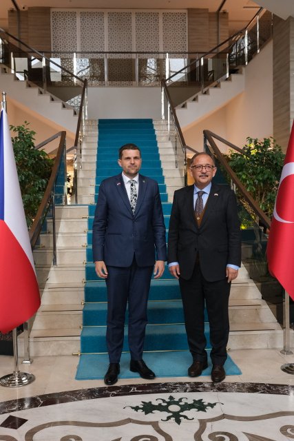 Bakan Hladík Türk mevkiidaşı Bakan Özhaseki ile