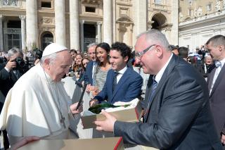 Mastro Birraio V. Berka sta consegnando la birra al papa Francesco. 