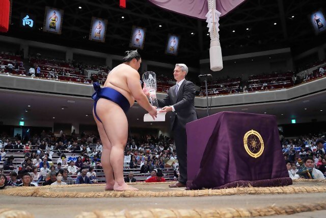 大相撲9月場所において優勝力士にチェコ友好杯を授与（写真：日本相撲協会提供）