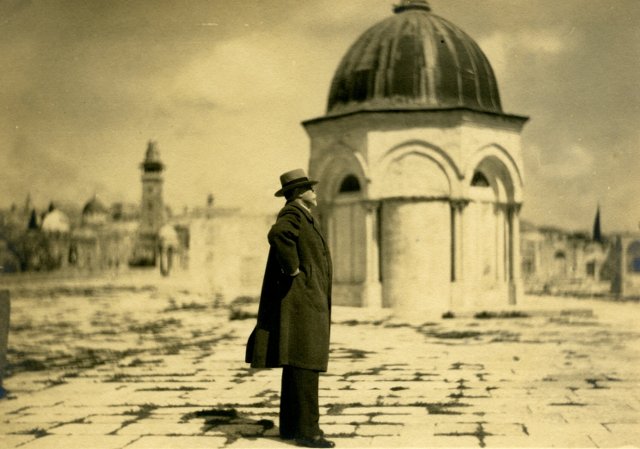  TGM na návštěvě Palestiny. V Jeruzalémě 9. dubna 1927; MÚA, AÚTGM, fond Ústav T. G. Masaryka 147/1), sign. 47-XIX-013 