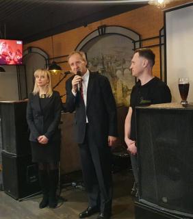  Velvyslanec Hykl během zahájení akce, vpravo majitel firmy Aniri Group V. Nesterenko 
